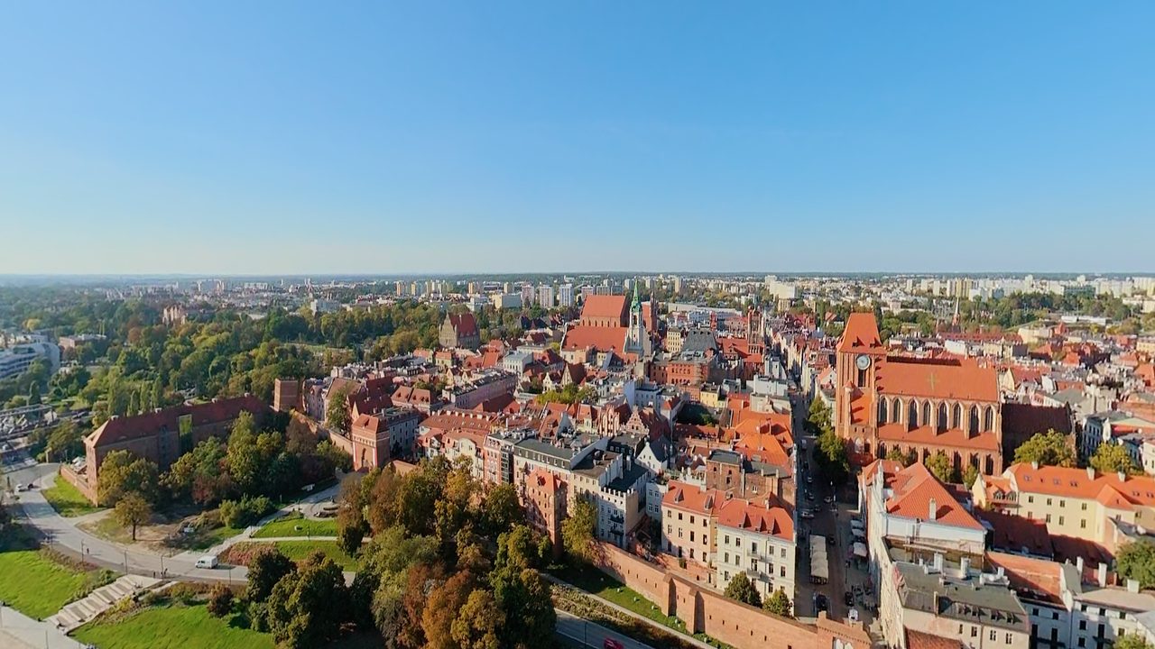 Kadr z filmu 360°: Kościół udający dom i Dwór Artusa — Toruń z lotu ptaka